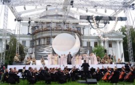 Владимир Ланде продирижировал оперу «Русалка» перед Елагиным дворцом в Санкт-Петербурге