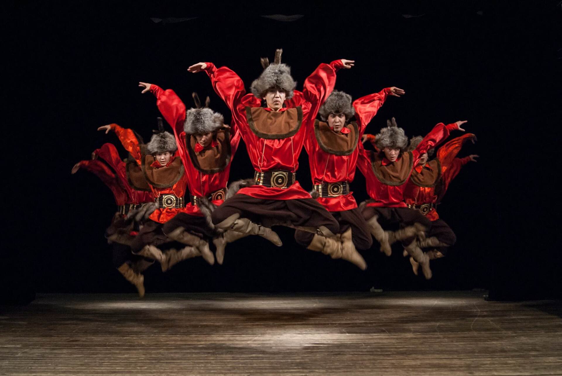 Сыбыр чир усту (Над всей землёй). Фольклорный ансамбль "Улгер", Ансамбль хакасского танца "Кун сузы"