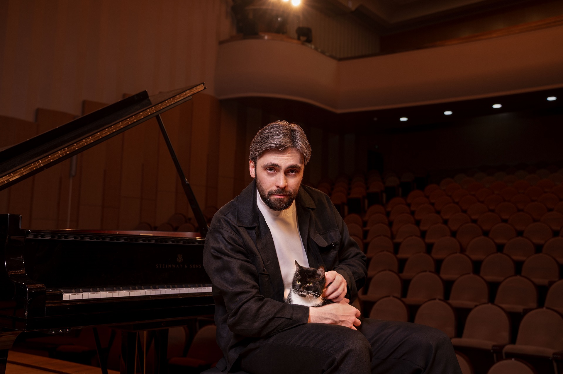 Артисты Красноярской филармонии устроили милую фотосессию, чтобы пристроить бездомных котов